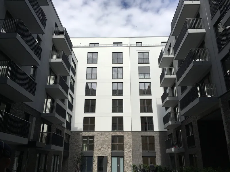 Geschmackvolle Wohnung mit zweieinhalb Zimmern sowie Balkon und Einbauküche in Berlin — photo 1